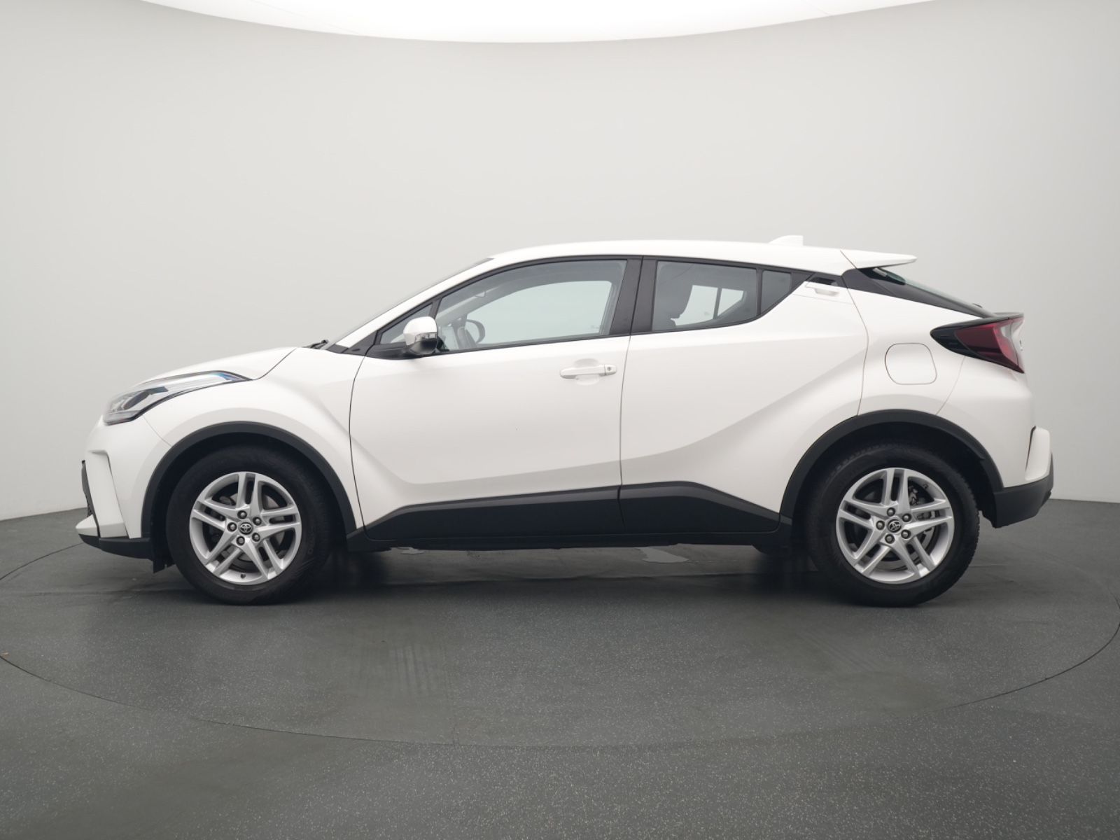 Toyota C-HR Hybrid - Samsaru's Car Outlet