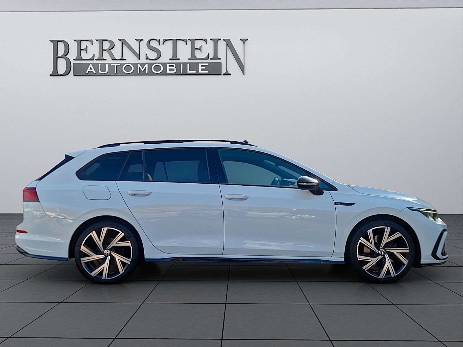 Volkswagen Golf VIII Variant R-Line 4Motion - Samsaru's Car Outlet