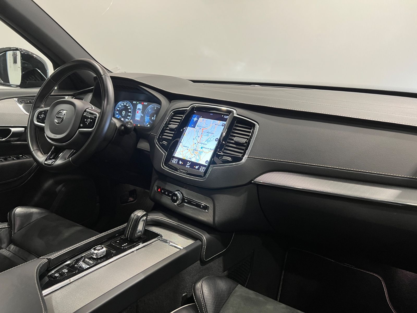 Volvo XC90 R Design AWD - Samsaru's Car Outlet
