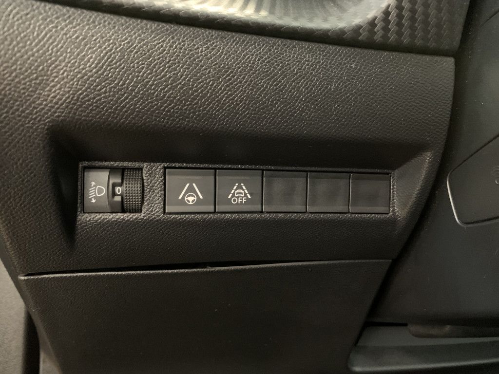 Peugeot 2008 (e-) Allure - Samsaru's Car Outlet