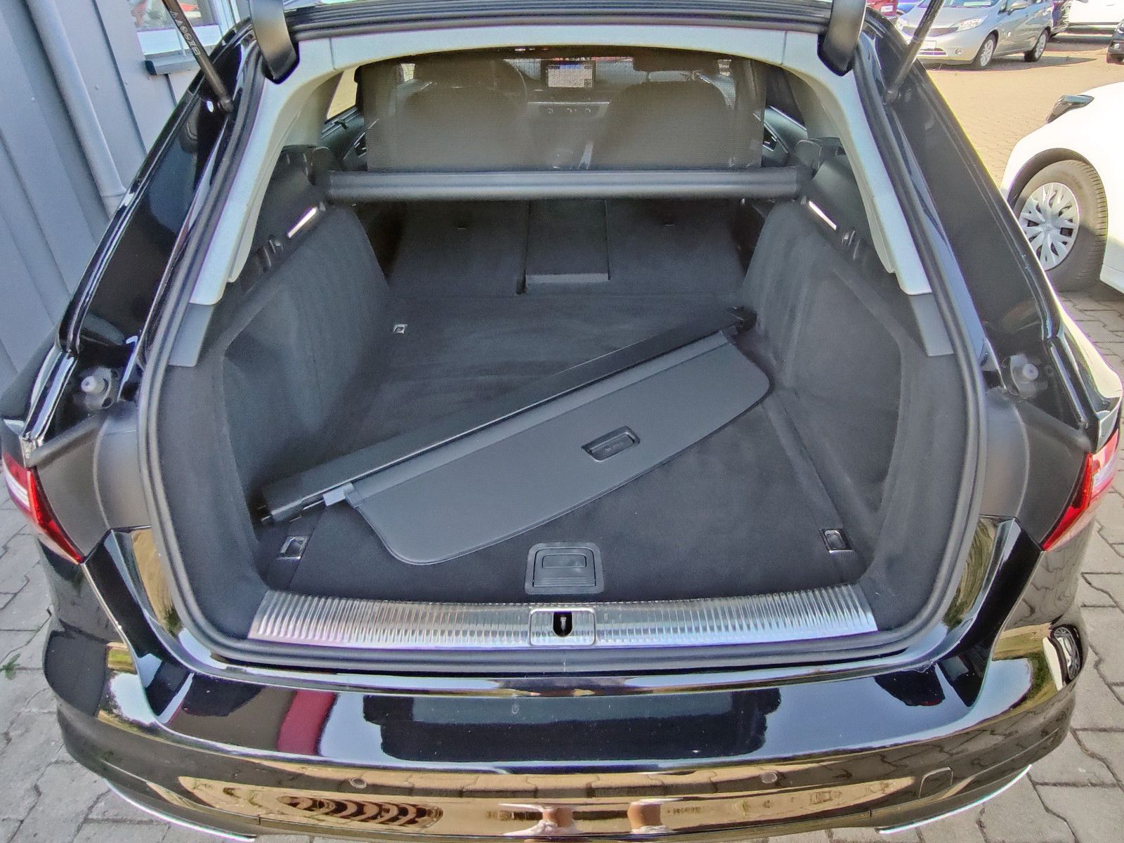 Audi A4 Avant 35 TFSI S line - Samsaru's Car Outlet