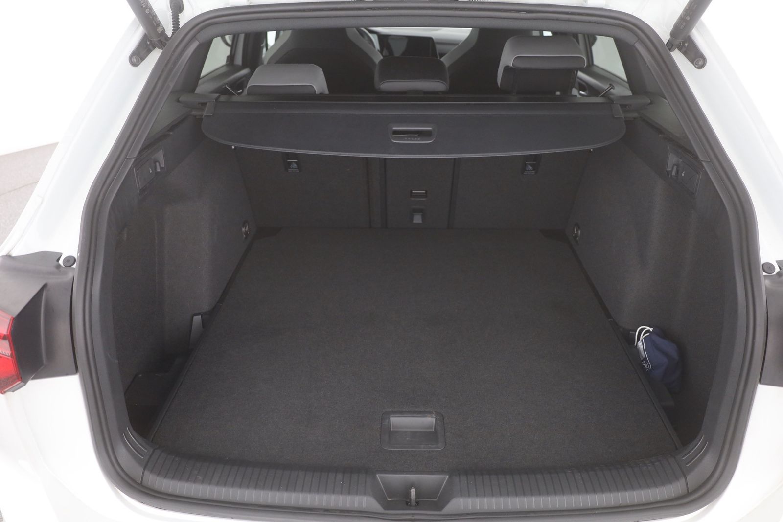 Volkswagen Golf VIII Variant 2.0 TSI DSG R-Line - Samsaru's Car Outlet