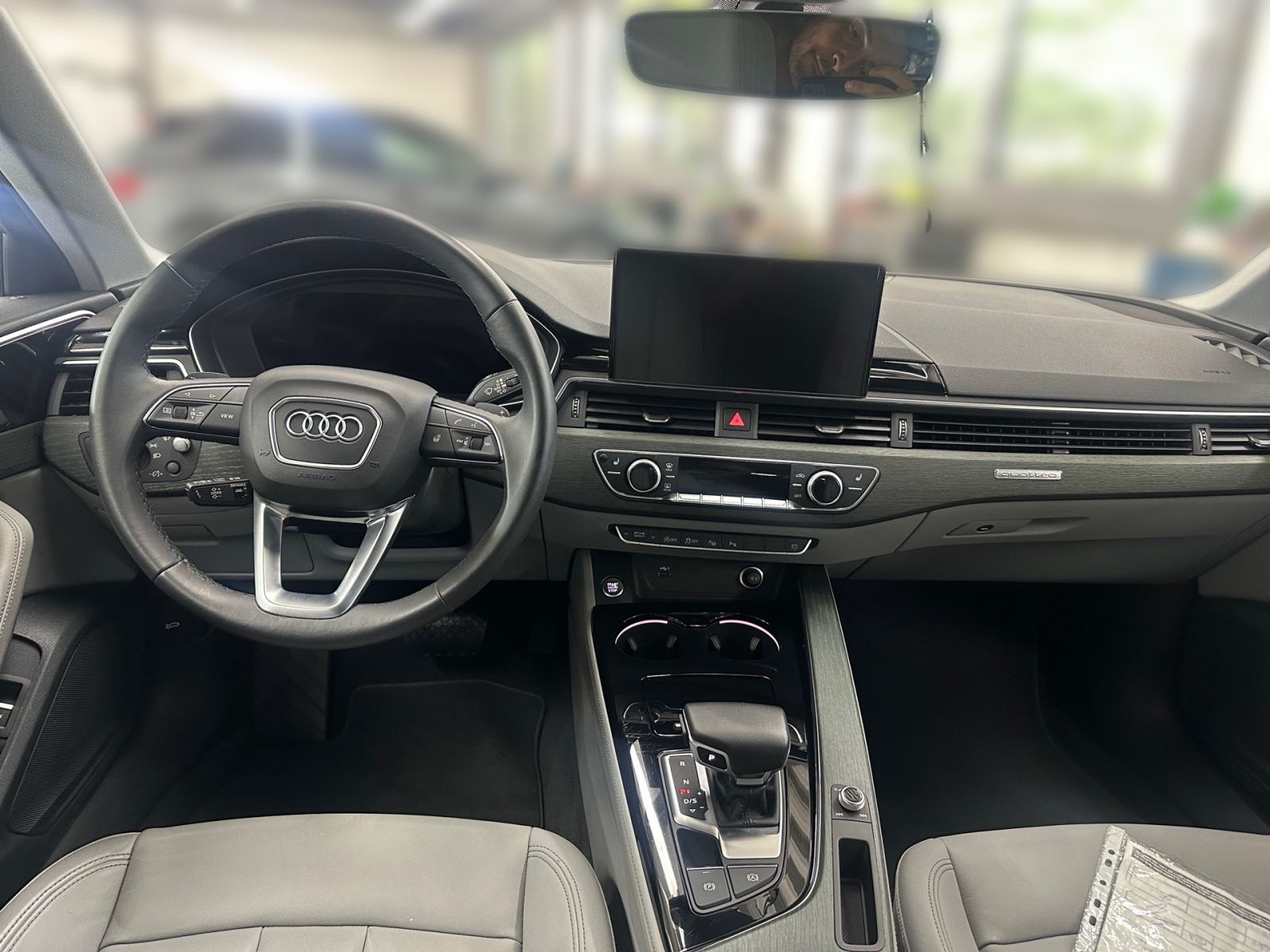 Audi A4 Avant 40 TFSI quattro S line - Samsaru's Car Outlet