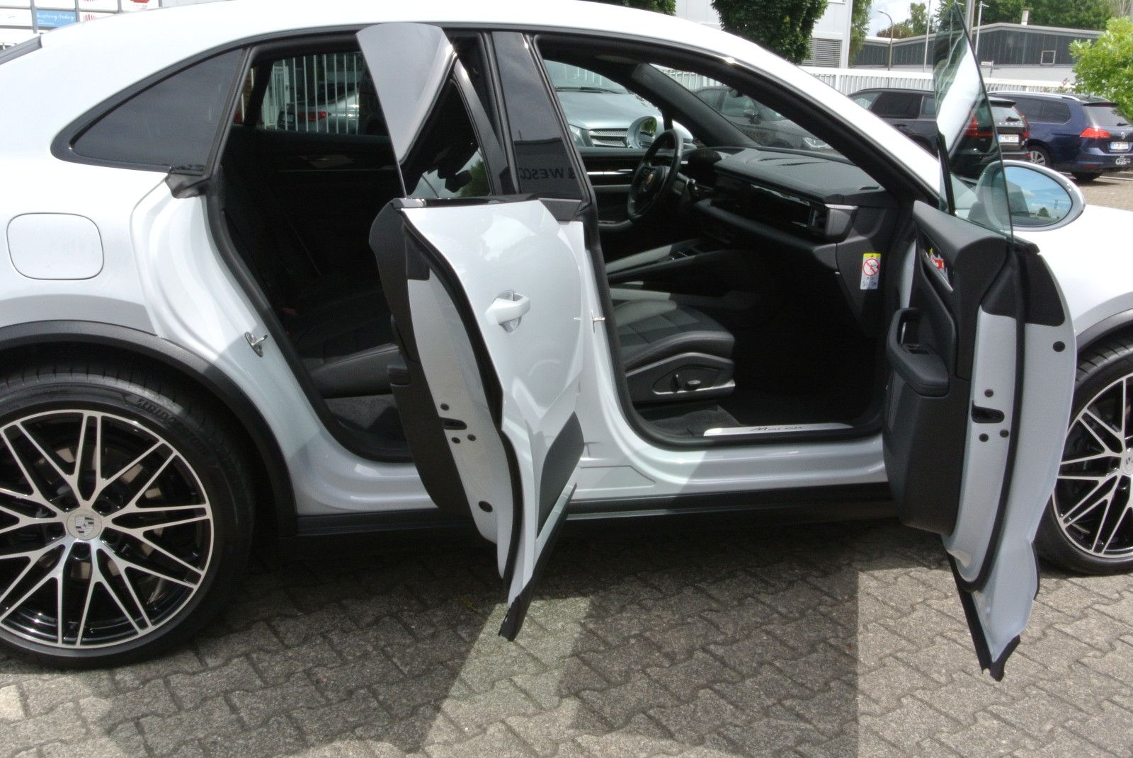 Porsche Macan E - Samsaru's Car Outlet