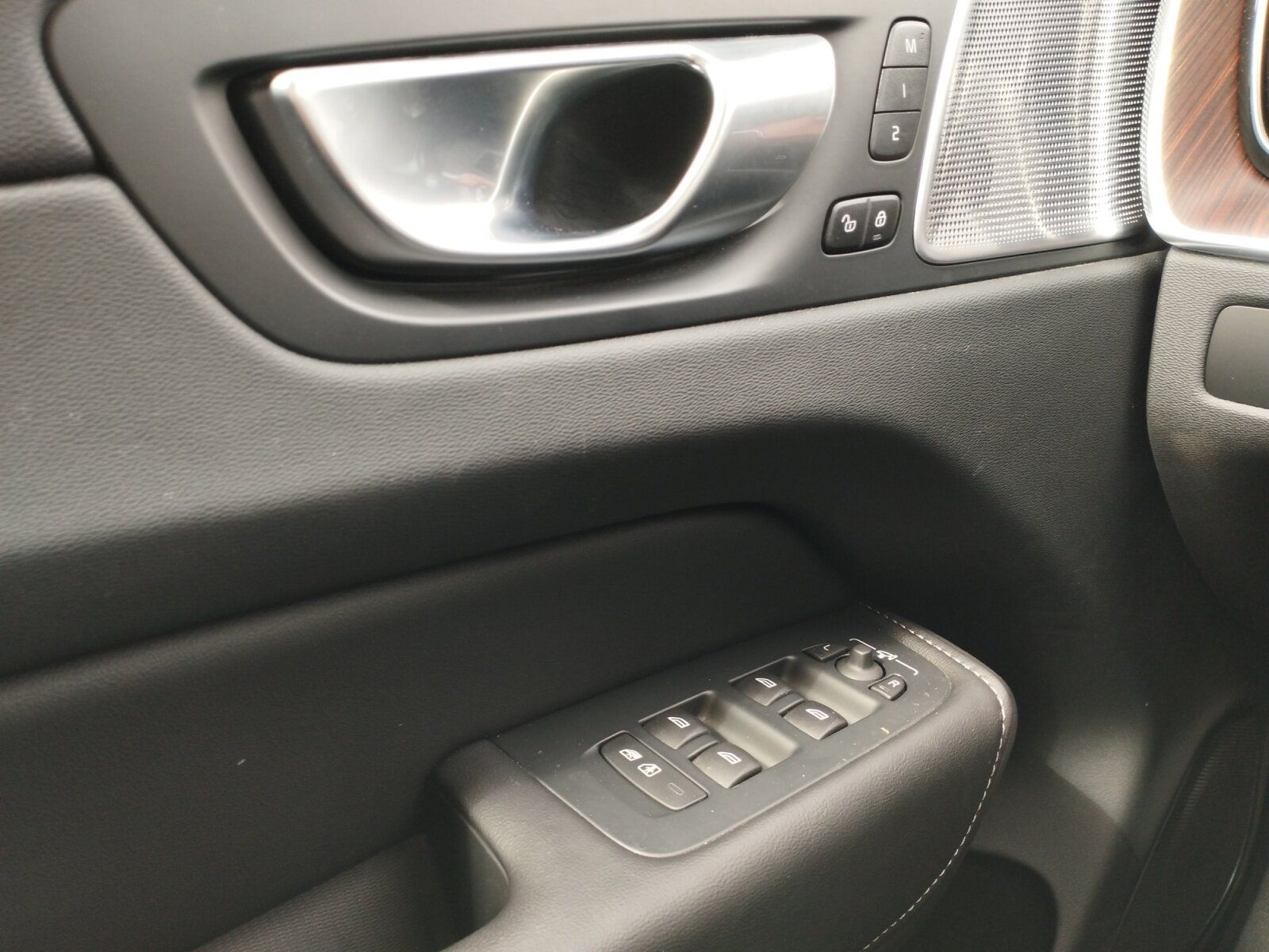 Volvo XC 60 B5 Benzin AWD Ultimate Dark SHD+NAVI+AHK