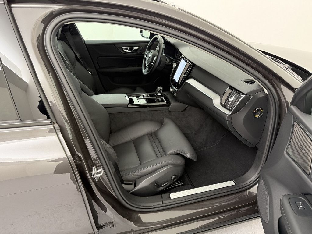 Volvo V60 T6 Plus Dark Recharge Plug-In Hybrid AWD LED