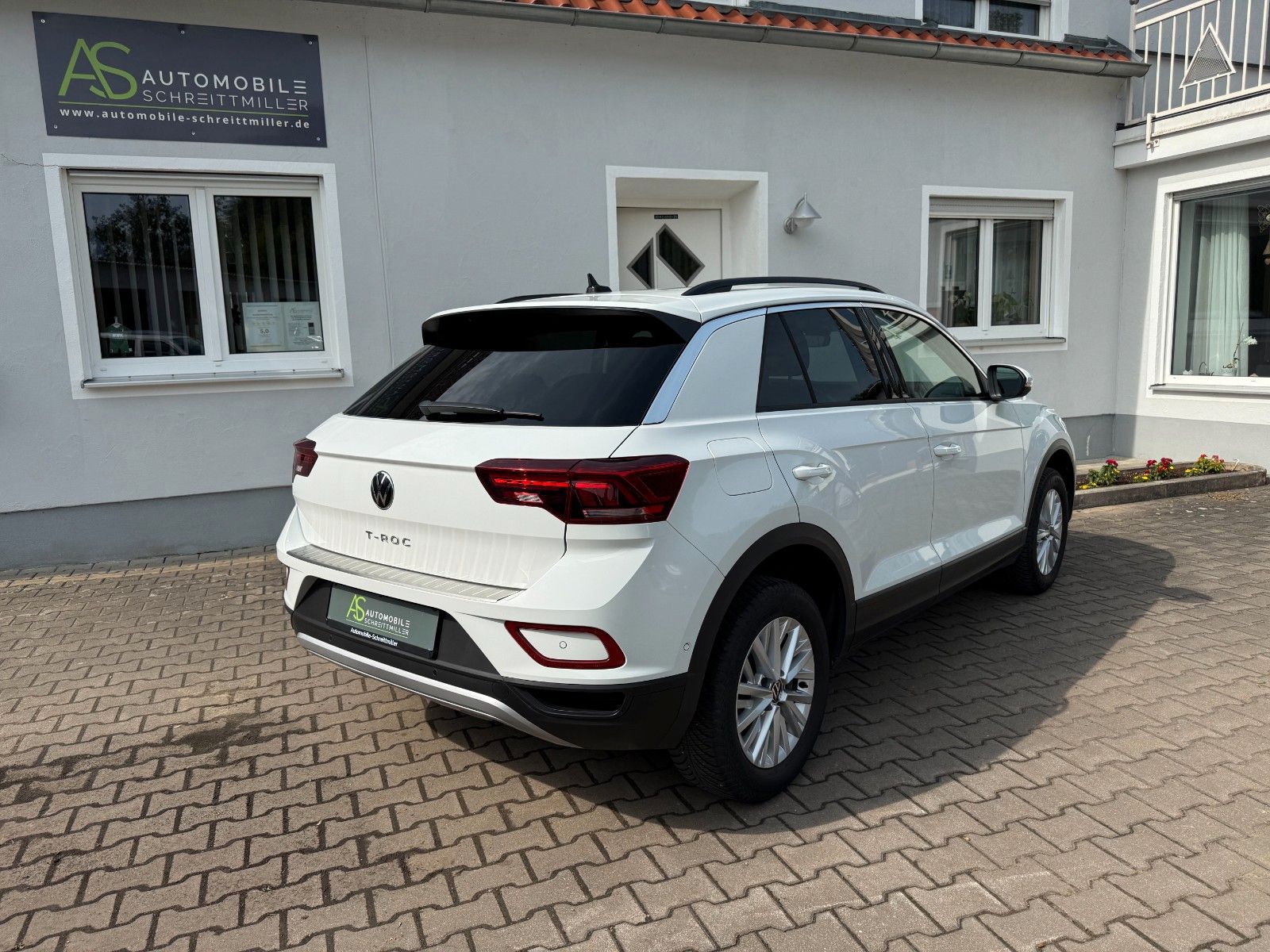 Volkswagen T-Roc Life - Samsaru's Car Outlet