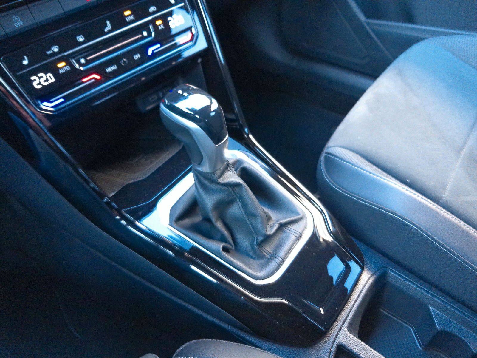 Volkswagen T-Roc 2.0 TDI DSG R-Line - Samsaru's Car Outlet