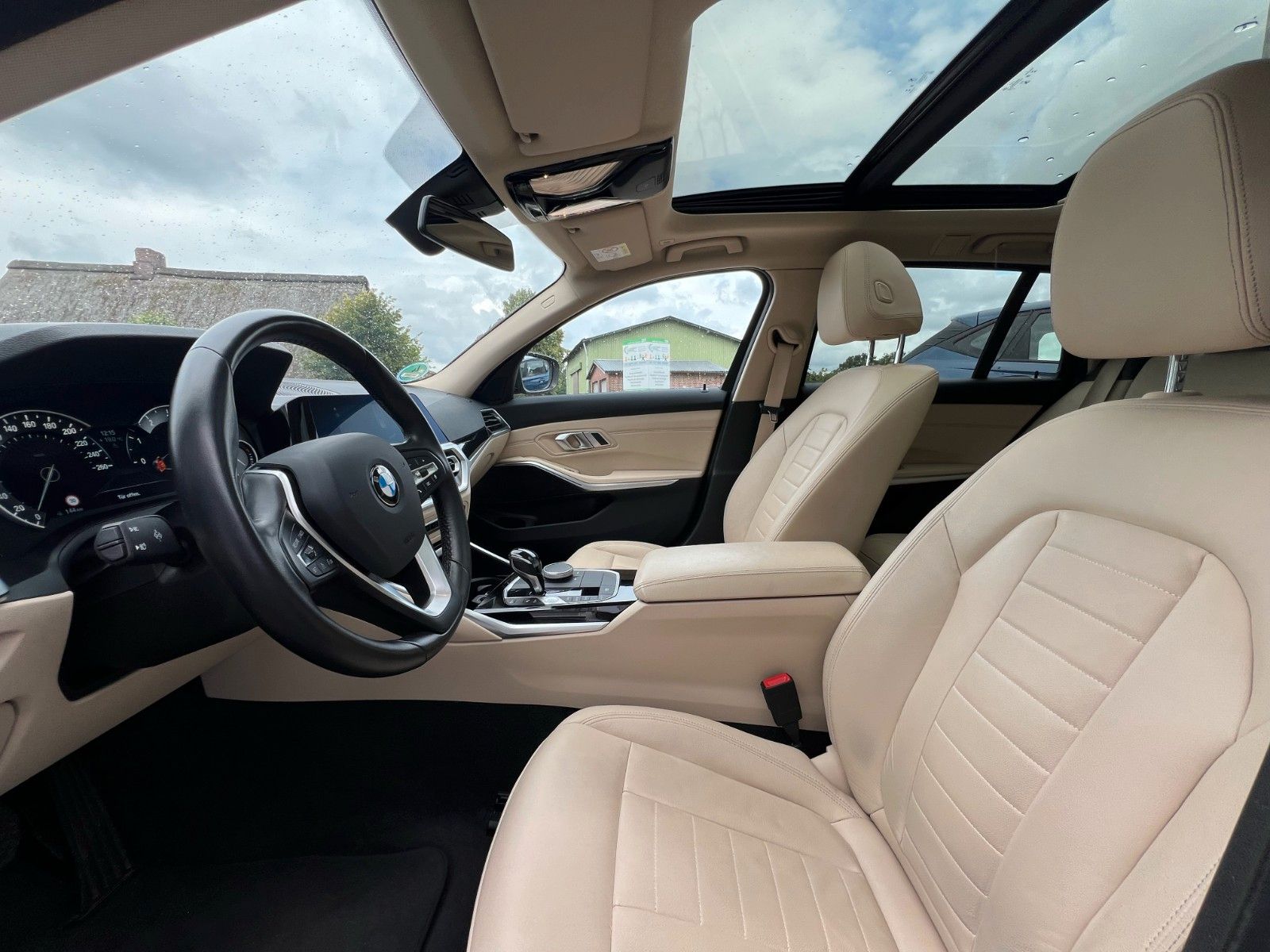 BMW 320i - Samsaru's Car Outlet