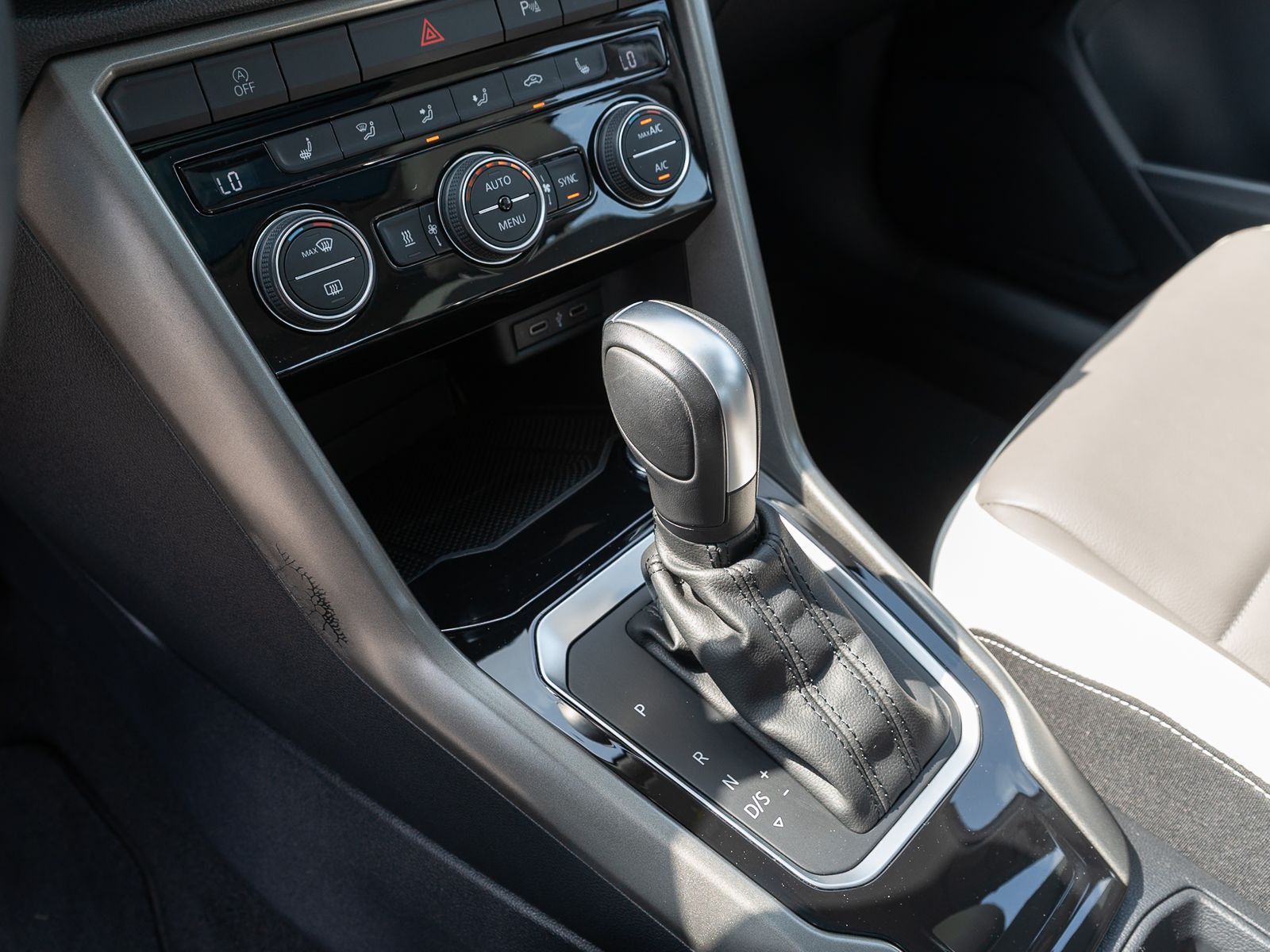 Volkswagen T-Roc Style 1.5TSI DSG - Samsaru's Car Outlet