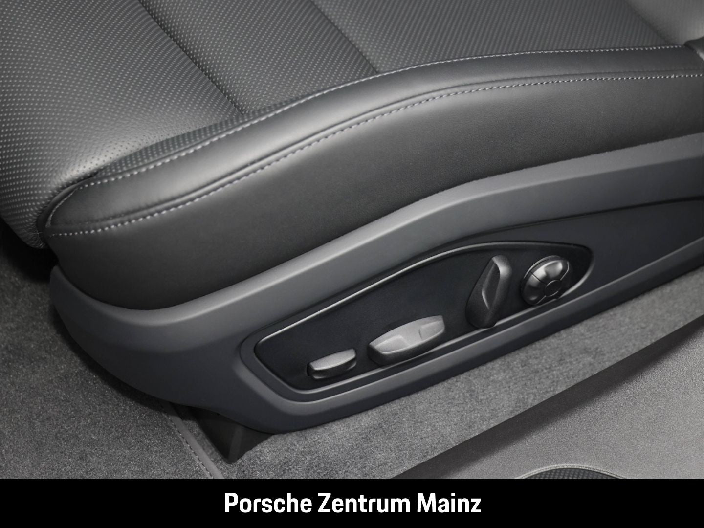 Porsche Taycan Sport Turismo UPE:154.000€,Beifahrerdispl
