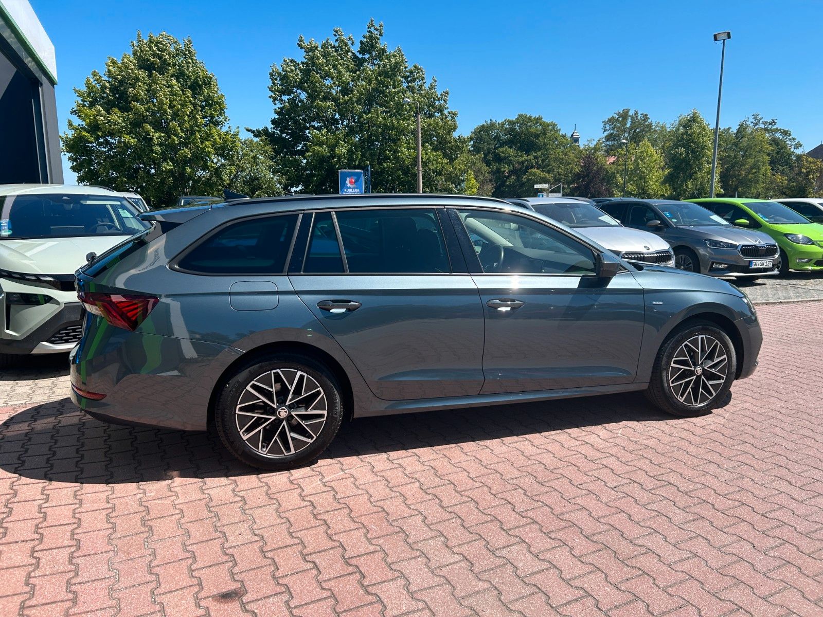 Skoda OCTAVIA Combi 1.5 TSI - Samsaru's Car Outlet