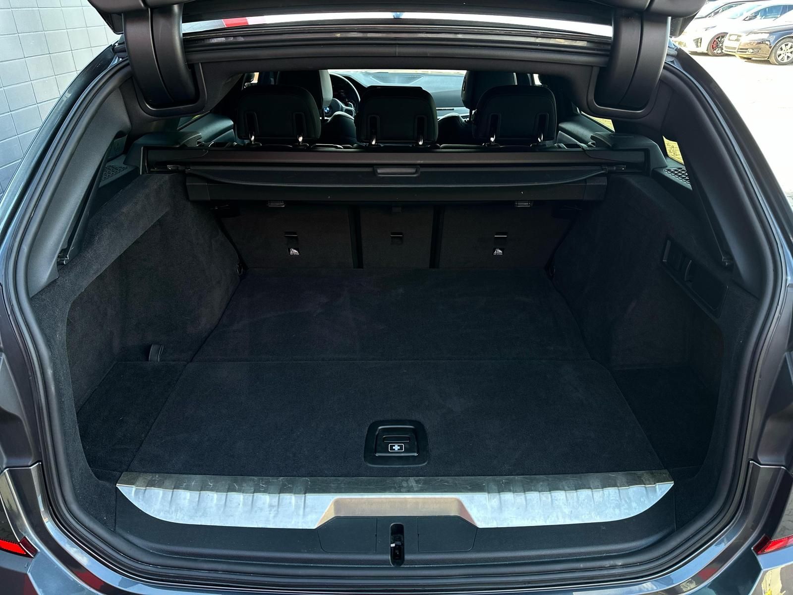 BMW 330e Touring M SPORT PAKET - Samsaru's Car Outlet