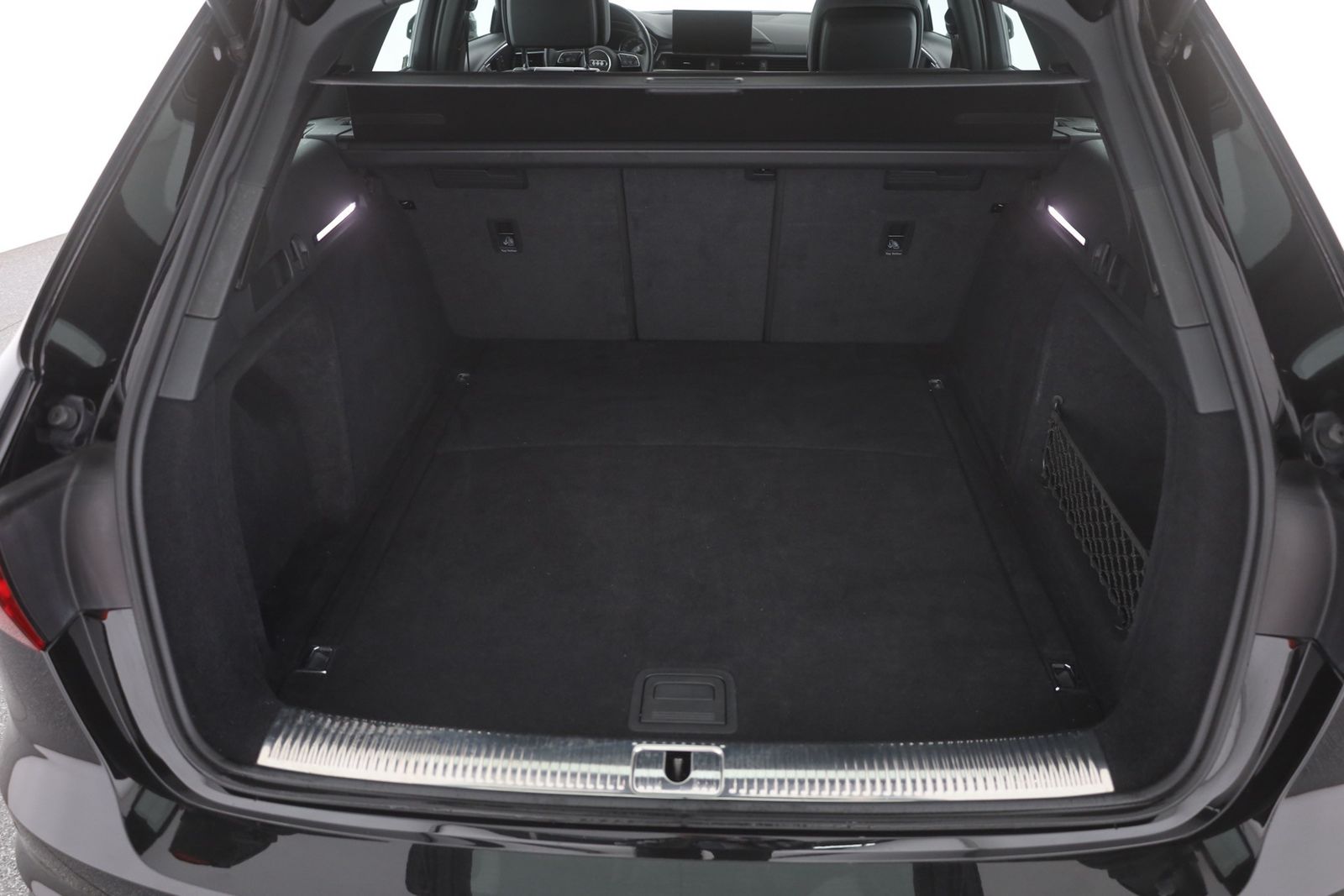 Audi A4 Avant 35 TFSI advanced - Samsaru's Car Outlet