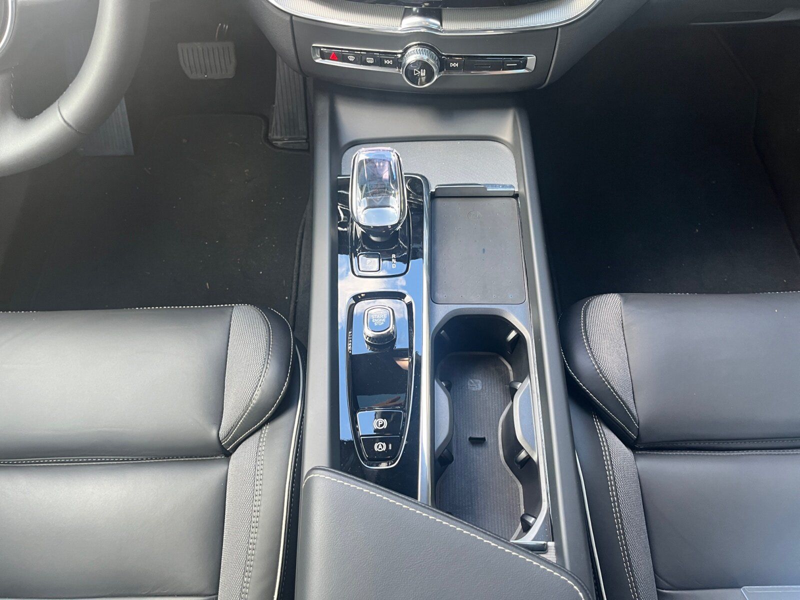 Volvo XC 60 T8 AWD Ultra Dark AHK+SITZH+KLIMA+360°RFK