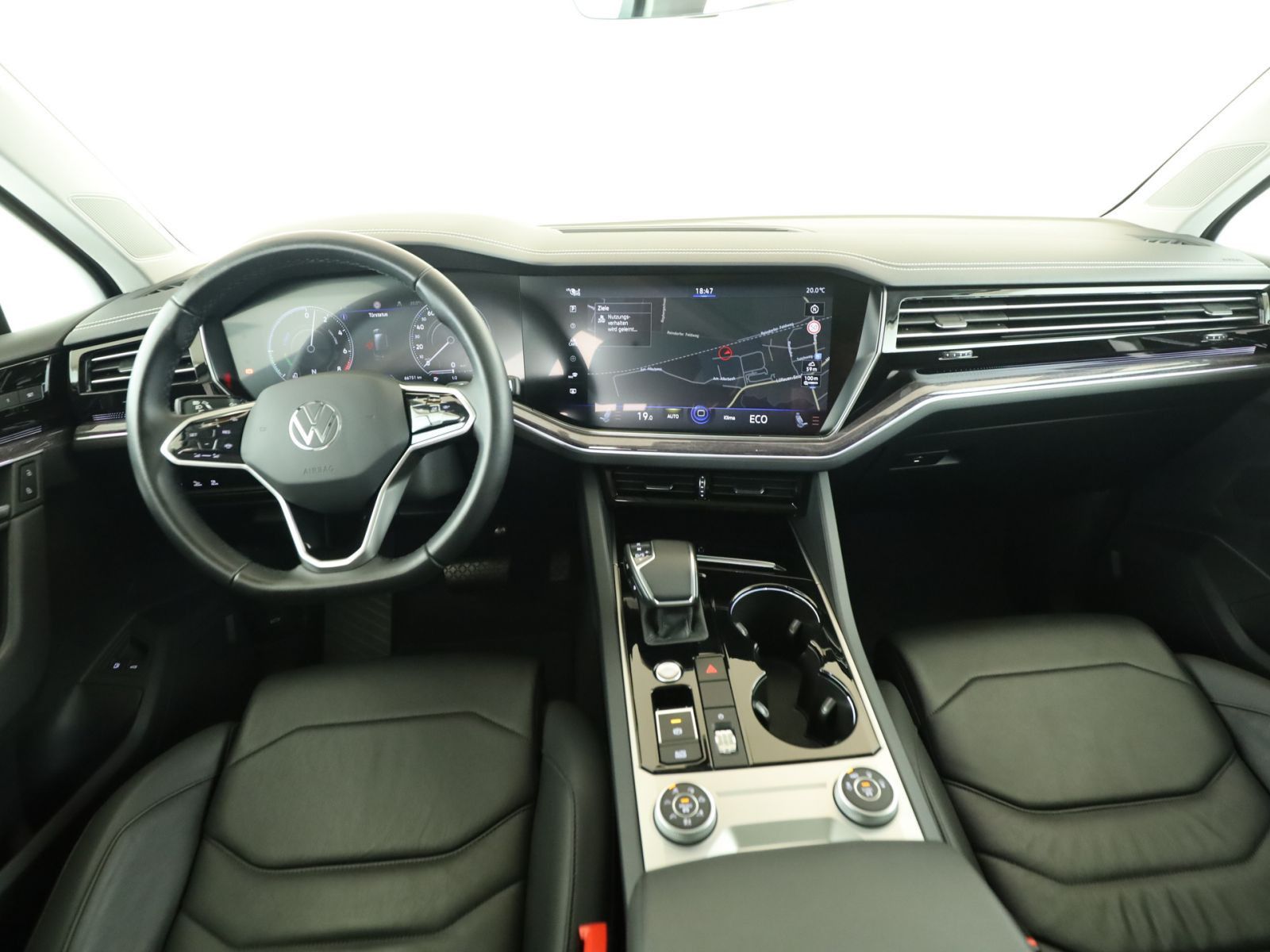 Volkswagen Touareg 3.0 TSIe Elegance 4M - Samsaru's Car Outlet