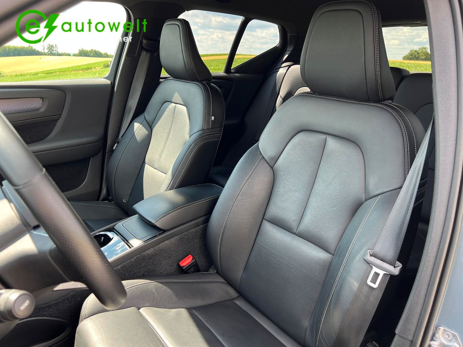 Volvo XC40 Recharge P8 AWD R-Design - Samsaru's Car Outlet