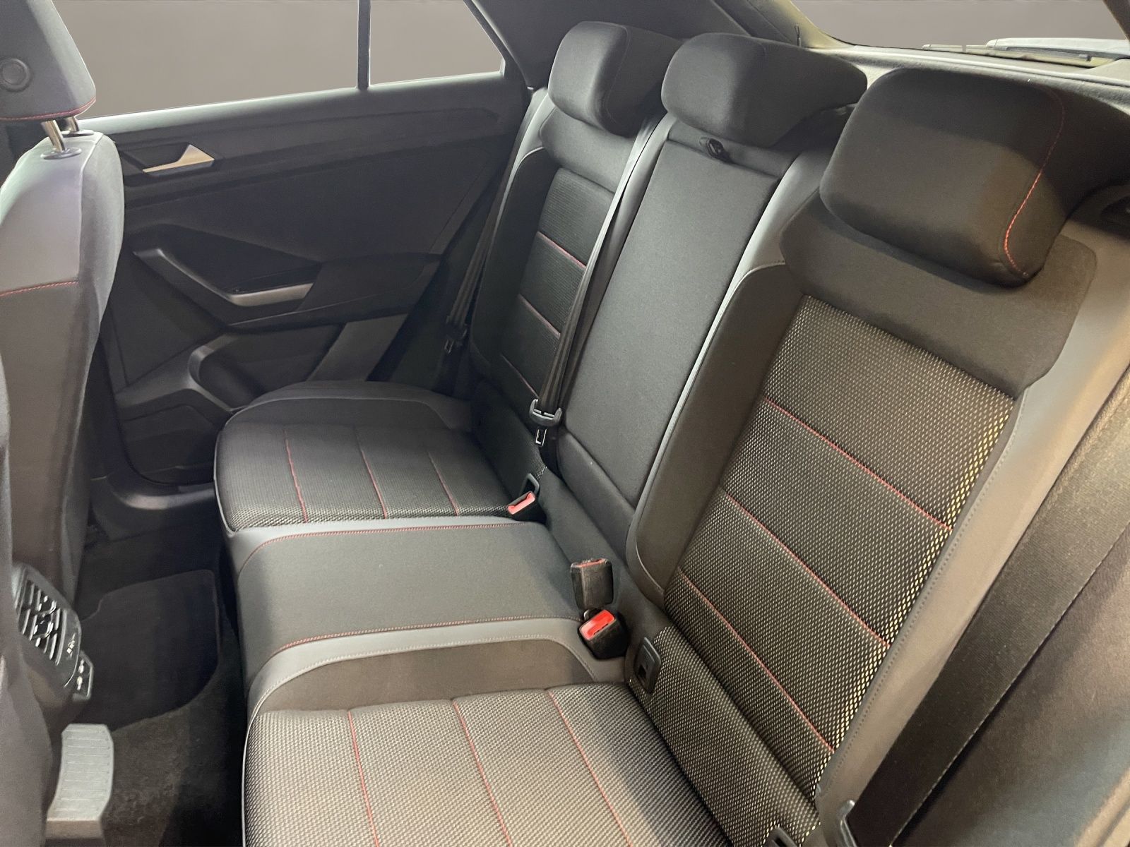 Volkswagen T-Roc 1.5 TSI Sport - Samsaru's Car Outlet