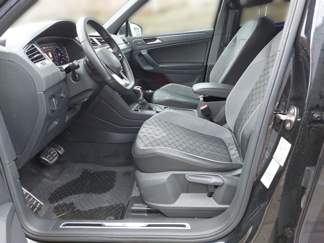 Volkswagen Tiguan R-Line 4x4,DSG,Matrix,AHK,Standh,Navi,R-L