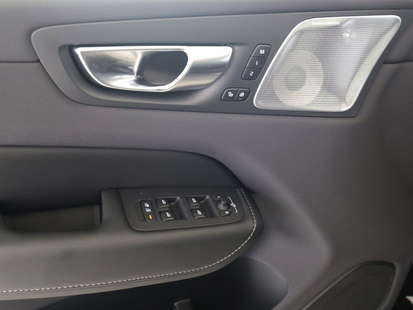 Volvo XC60 T6 Plus Black - Samsaru's Car Outlet