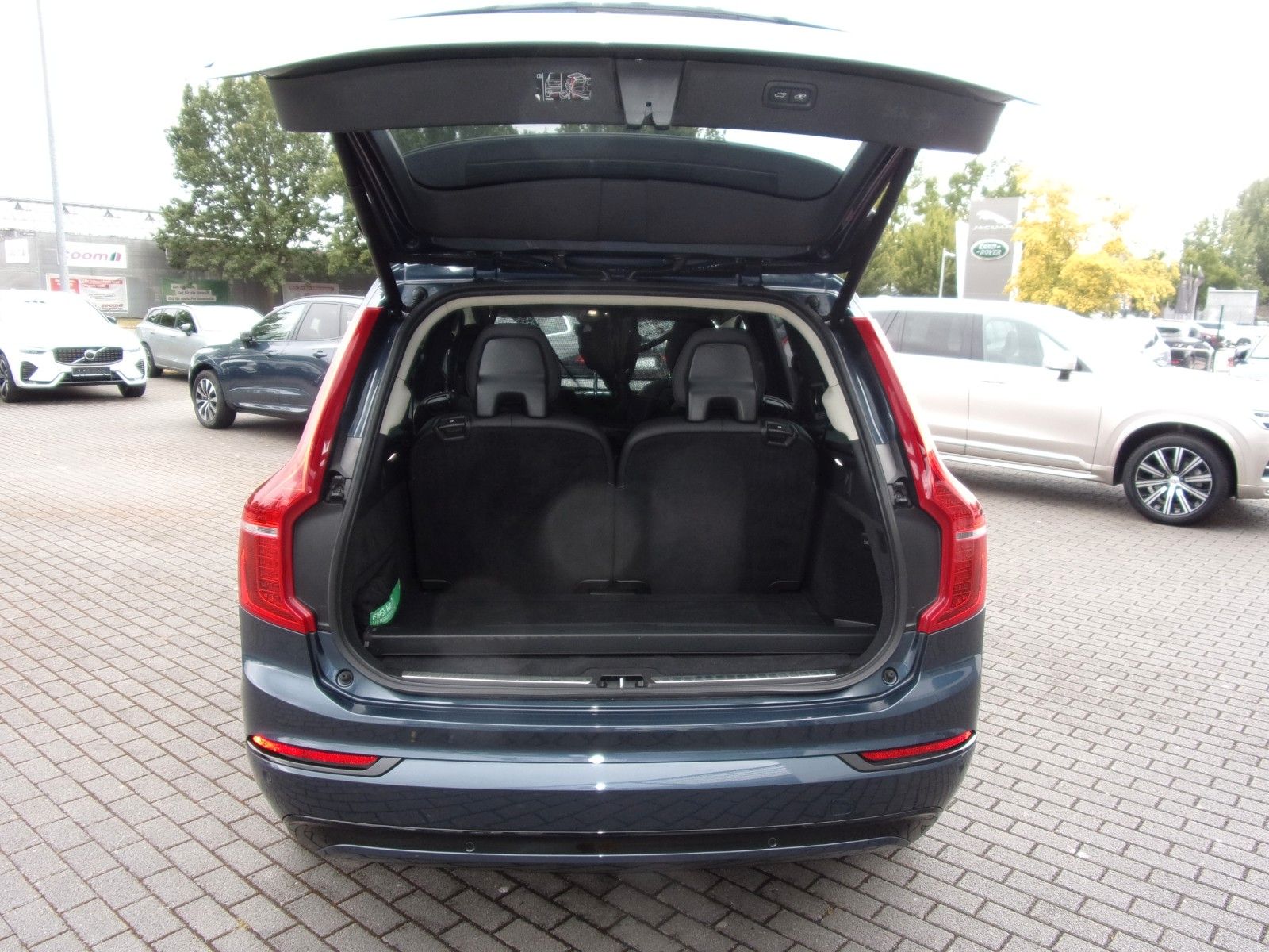 Volvo XC 90 B5 Ultimate Dark AWD - Samsaru's Car Outlet