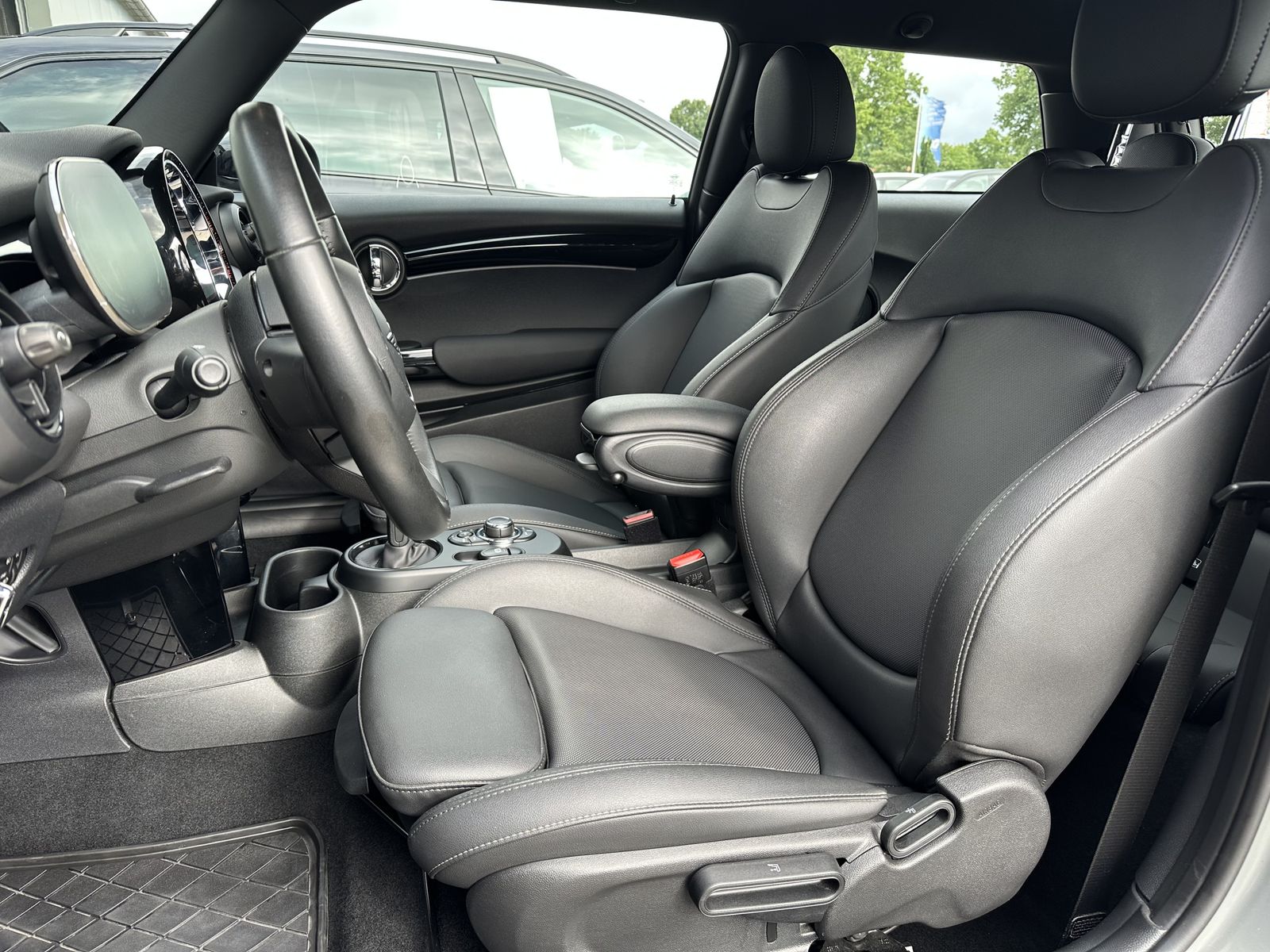 MINI Cooper SE Classic Trim Black - Samsaru's Car Outlet