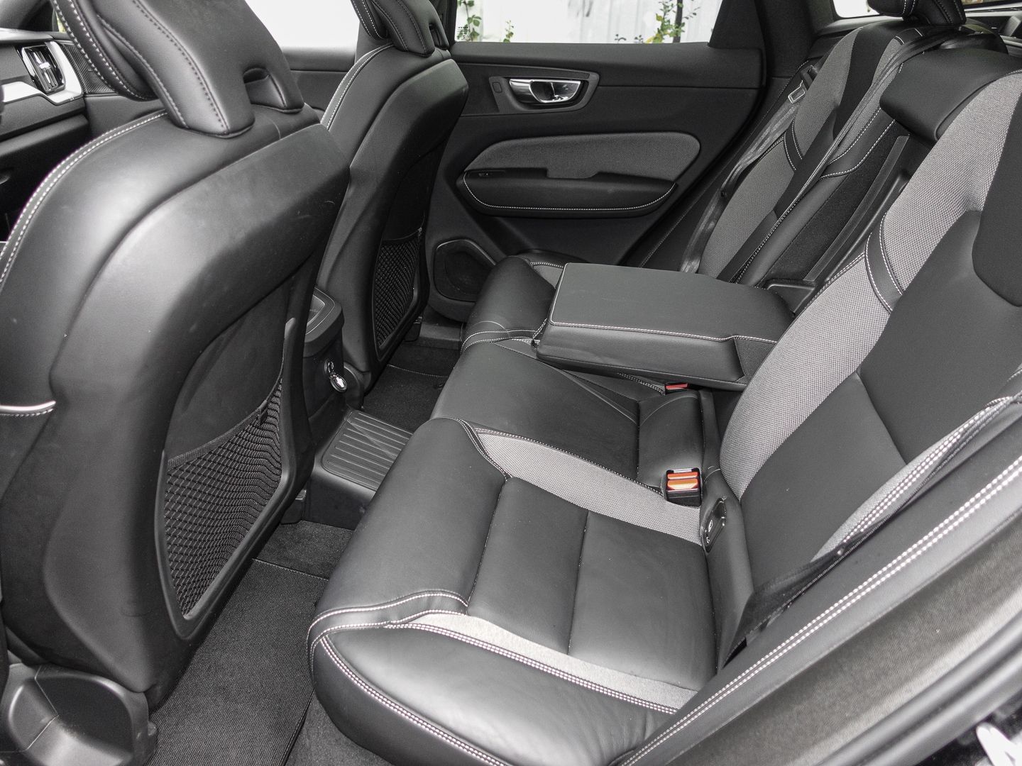 Volvo XC60 R Design Recharge Plug-In Hybrid AWD HUD St