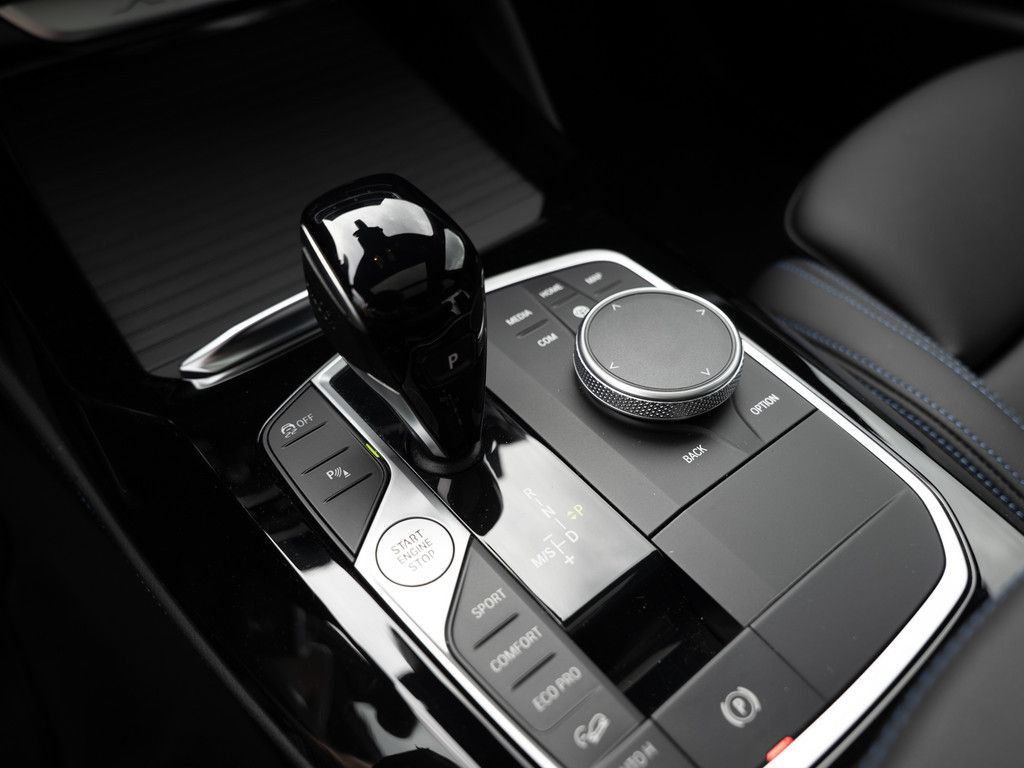 BMW X4 xDrive 30d M-Sport FACEL. PANO AHK HUD LASER