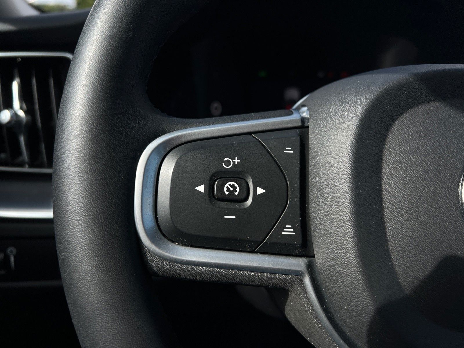 Volvo XC60 B4 Momentum Pro Geartronic AWD - Samsaru's Car Outlet