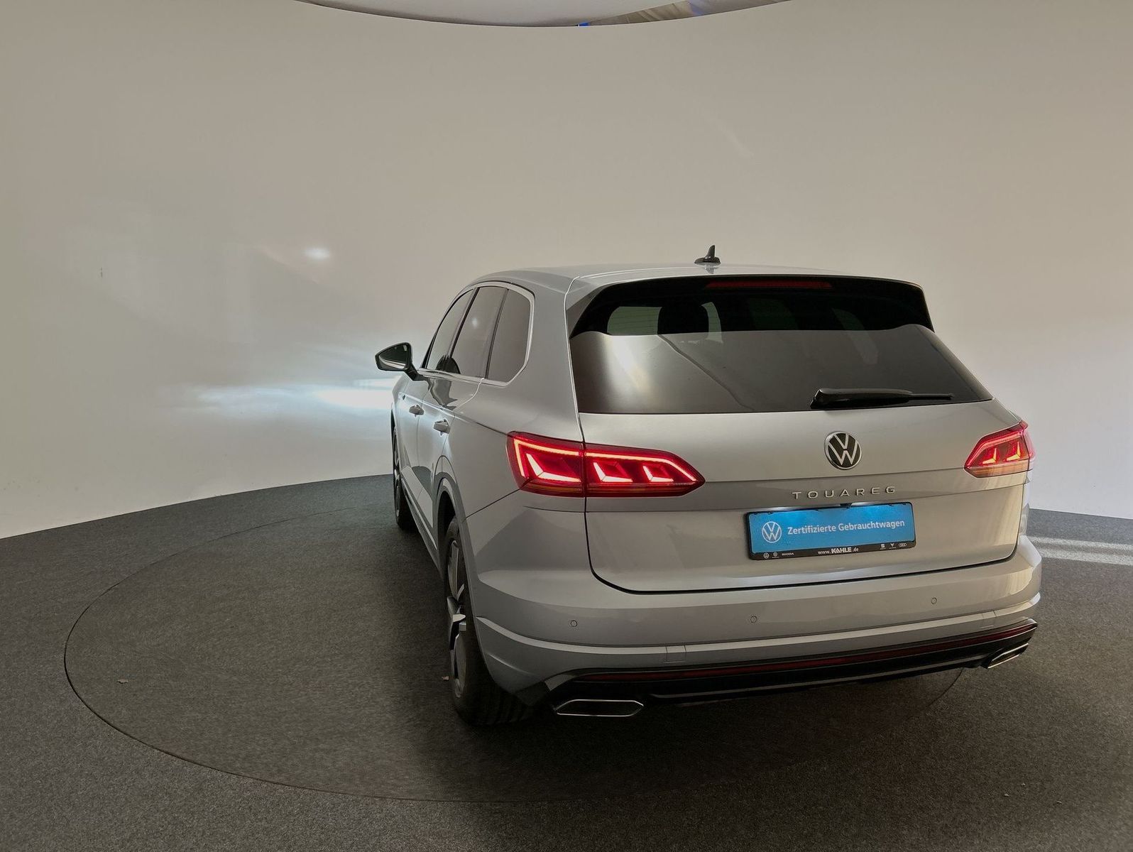 Volkswagen Touareg 3.0 TDI 4Motion R-Line - Samsaru's Car Outlet