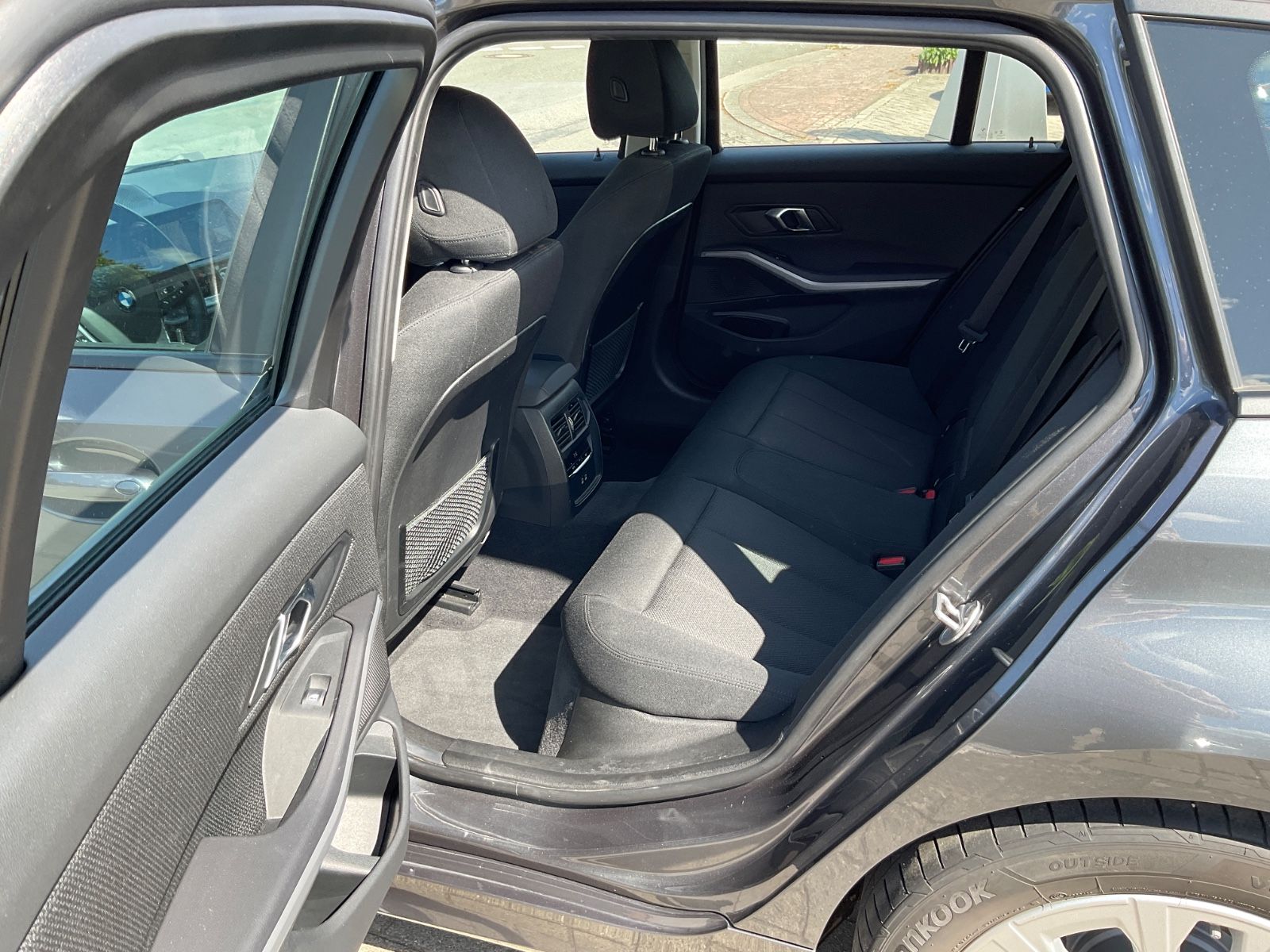 BMW 320d xDrive Touring - Samsaru's Car Outlet