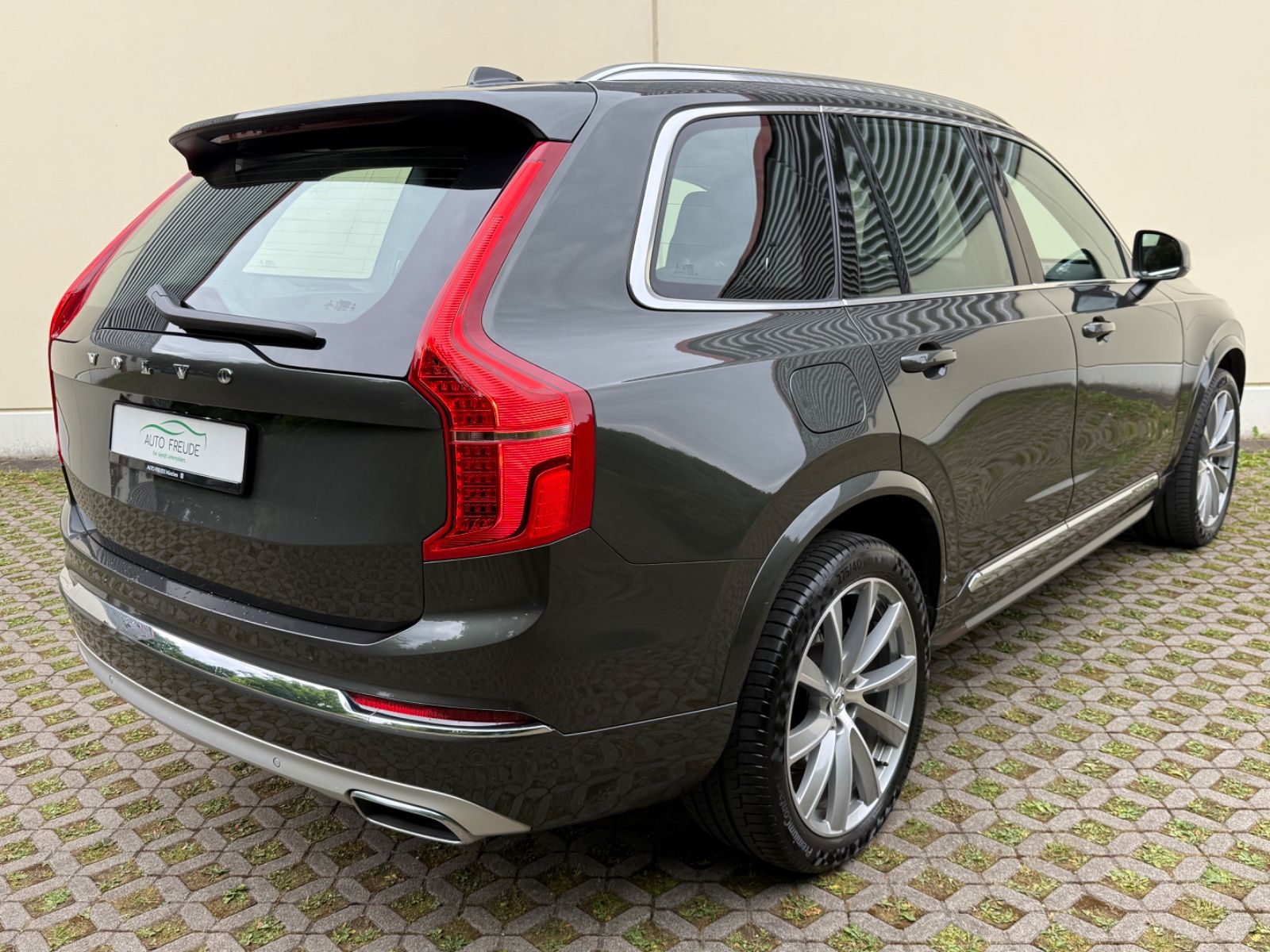 Volvo XC 90 T8 Inscription - Samsaru's Car Outlet