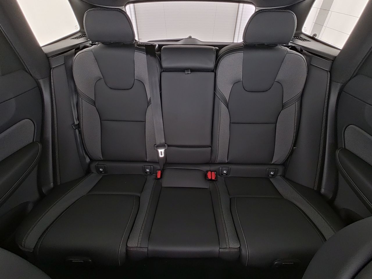 Volvo XC60 B5 Ultra Black Edition AWD !!!HUD+PANO+360°