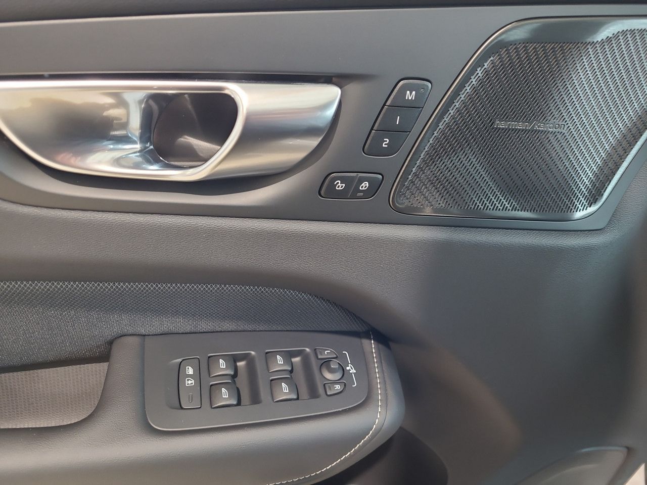 Volvo XC 60 Plus Dark AWD Bluetooth LED Klima