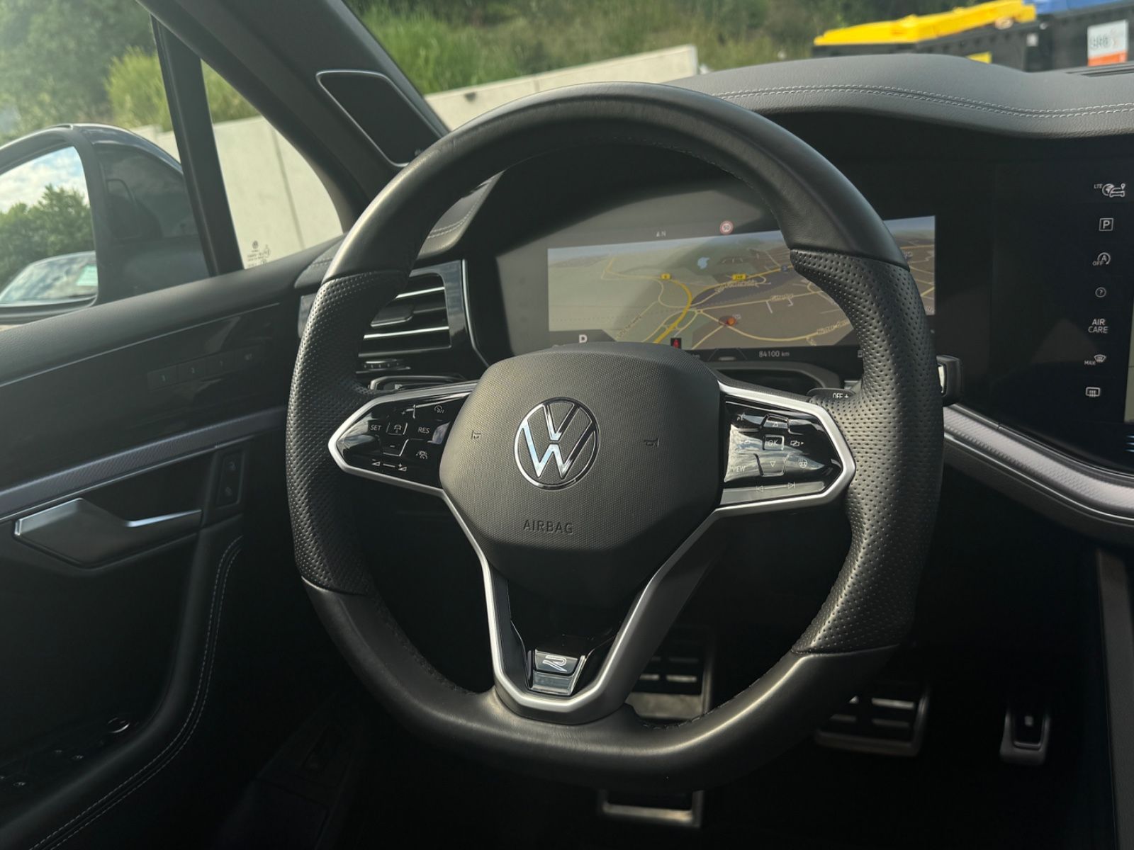 Volkswagen Touareg R-Line 4M Black - Samsaru's Car Outlet
