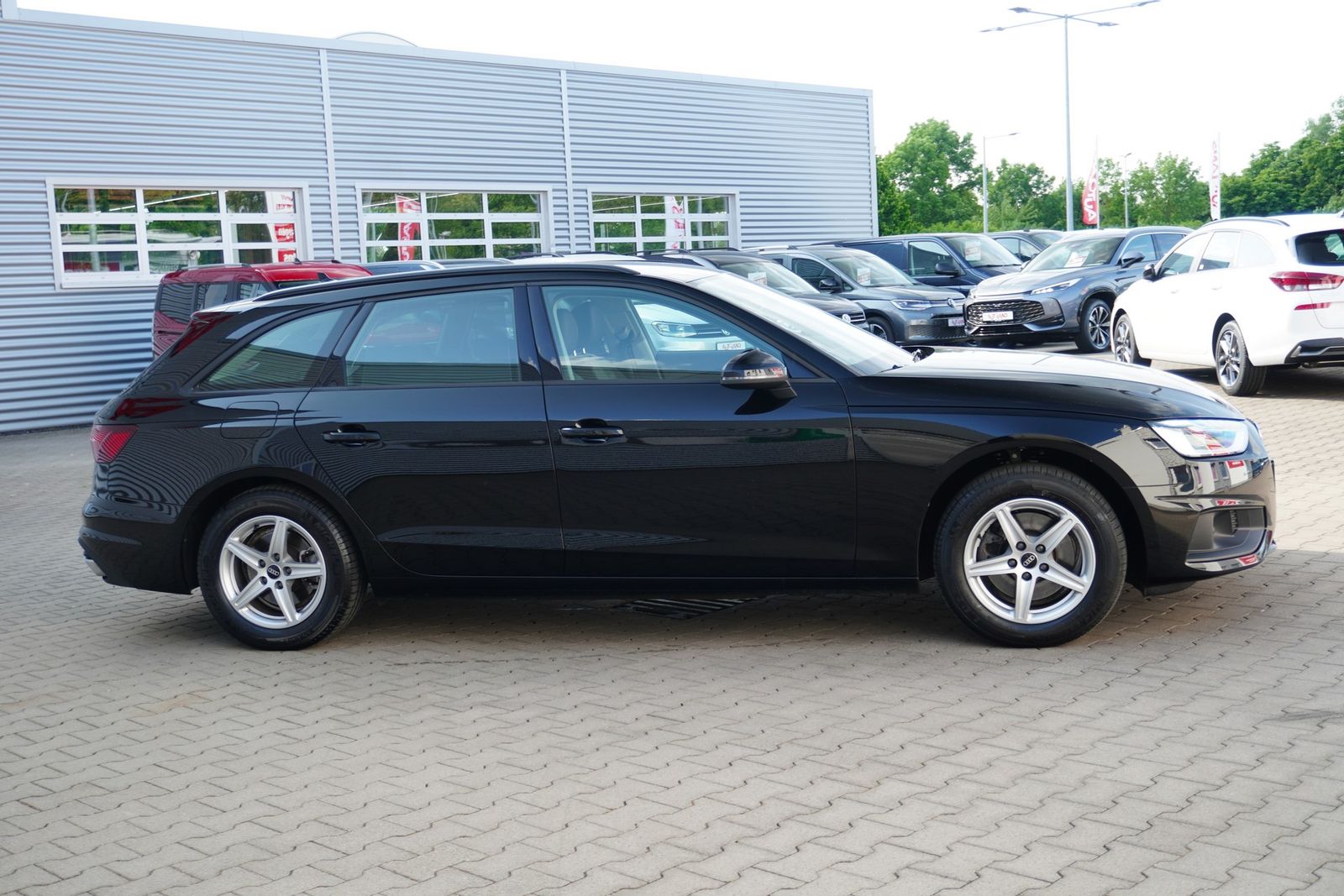 Audi A4 35 2.0 TDI Avant - Samsaru's Car Outlet