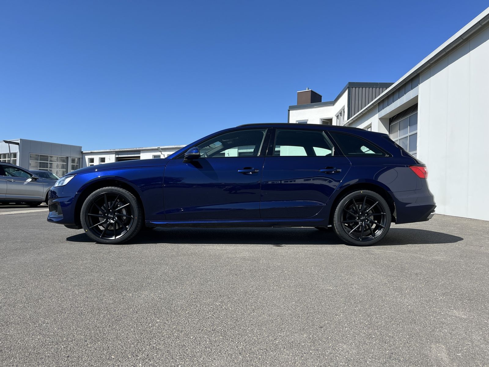 Audi A4 Avant 40 2.0 TDI S-Line - Samsaru's Car Outlet