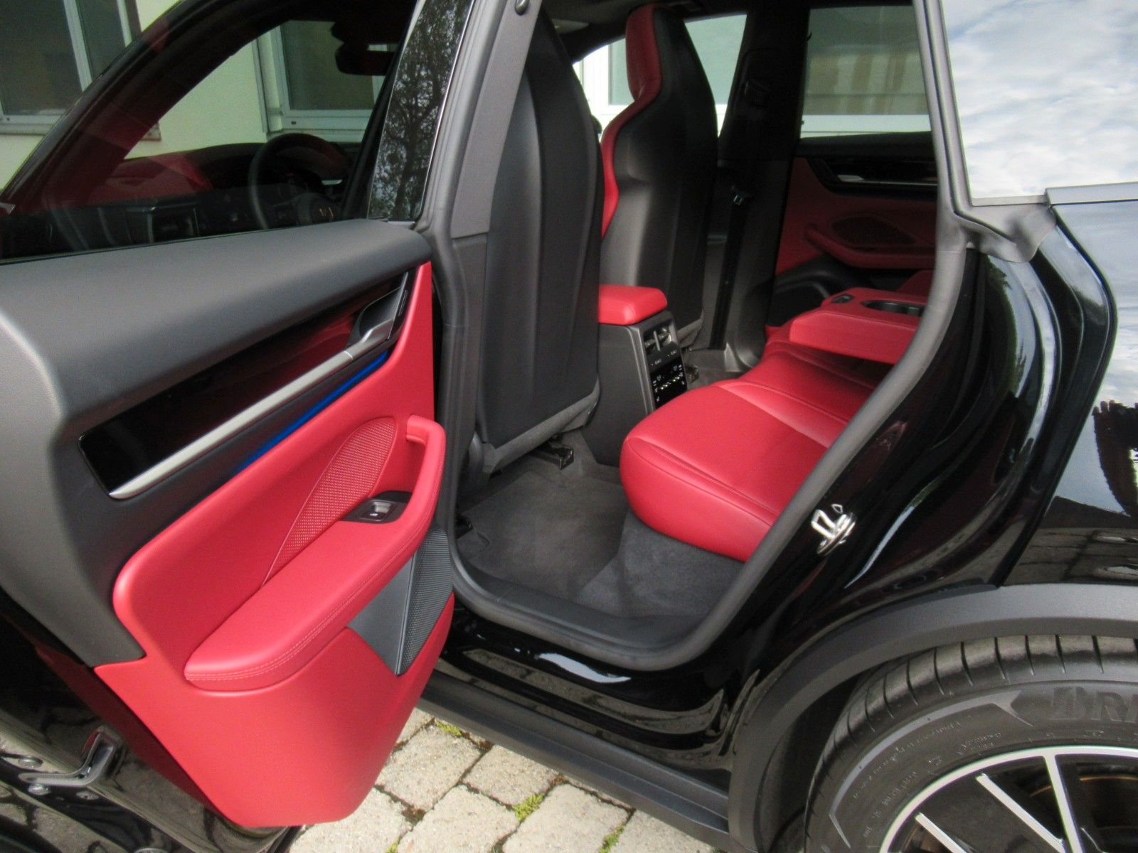 Porsche MACAN 4e - Samsaru's Car Outlet
