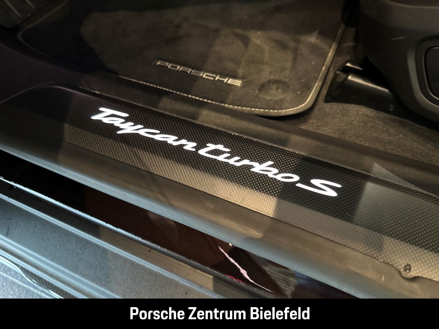 Porsche Taycan Turbo S Cross Turismo Burmester Panorama