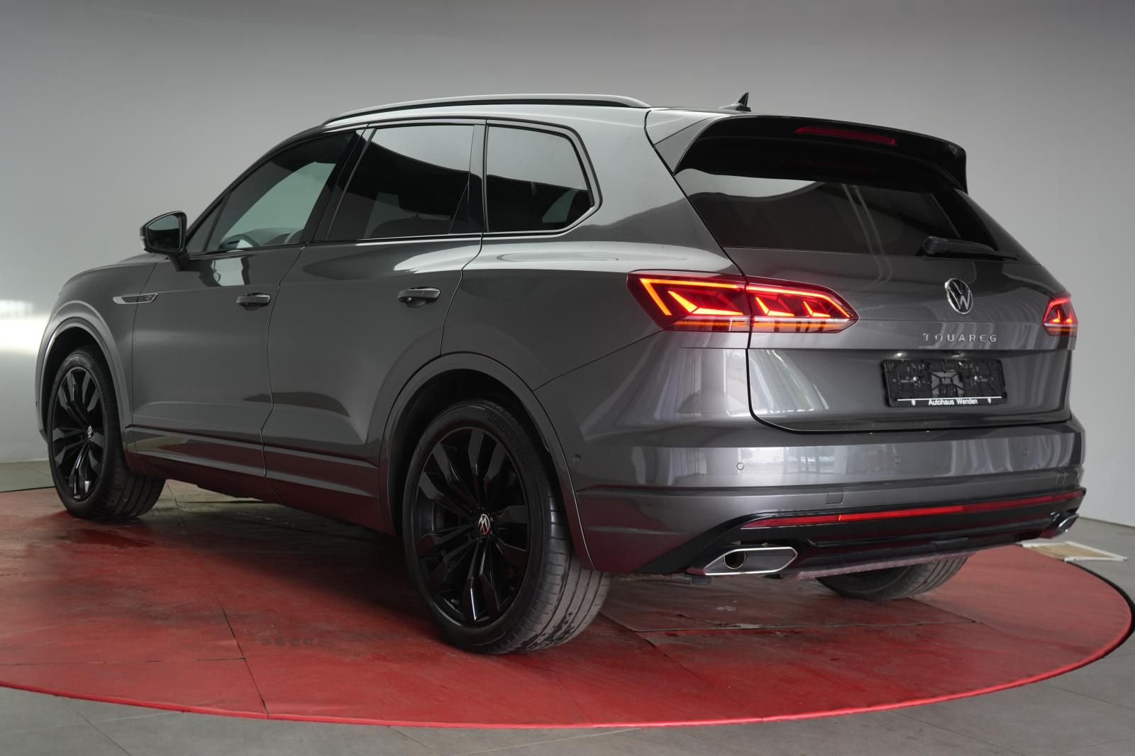 Volkswagen Touareg 3.0 V6 TDI 4Motion R line - Samsaru's Car Outlet