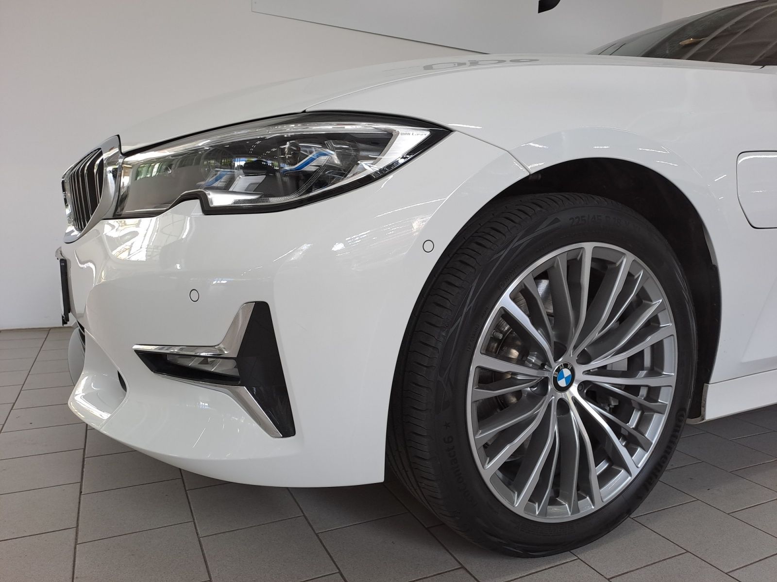 BMW 330e Luxury Line - Samsaru's Car Outlet
