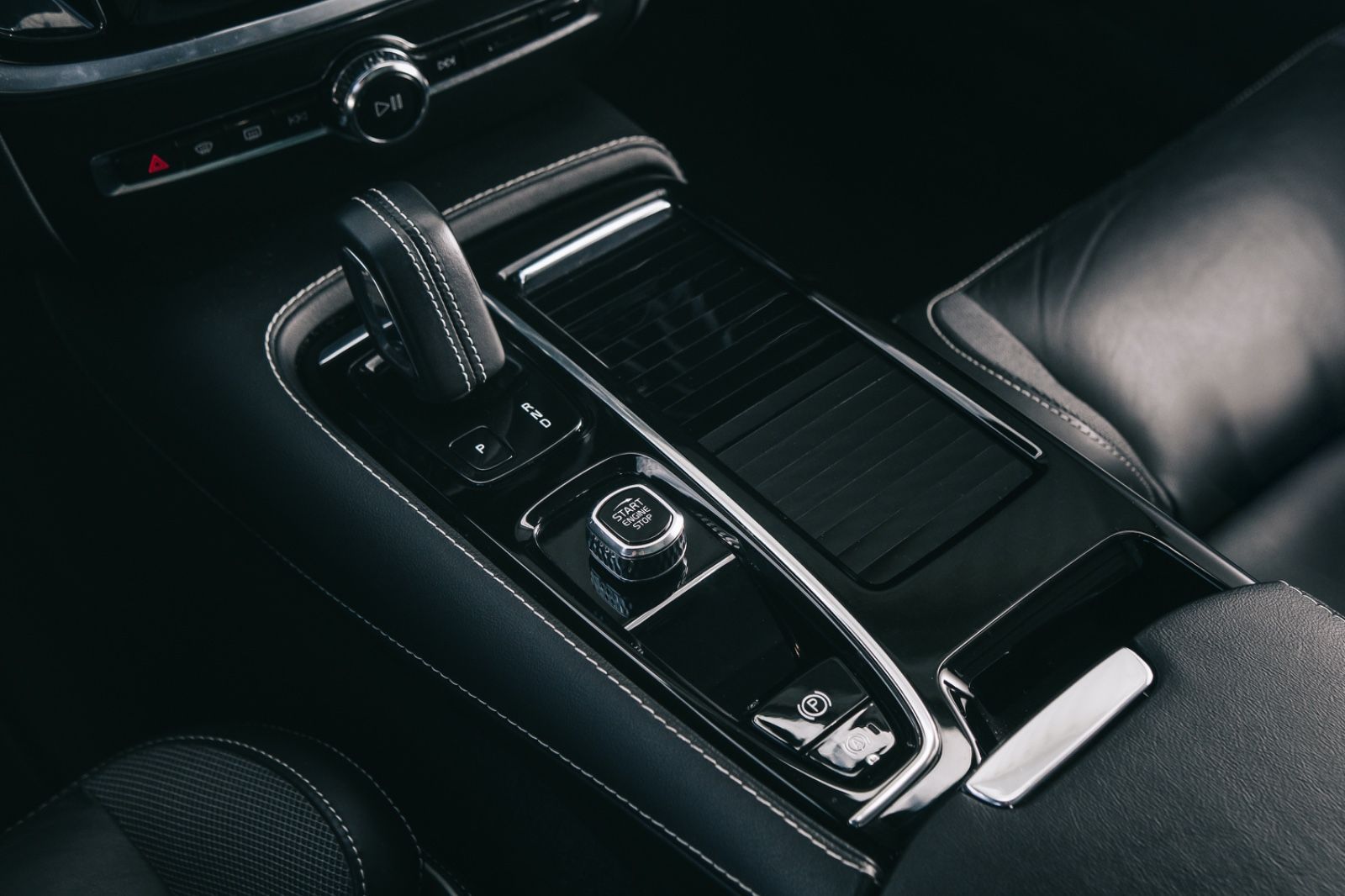 Volvo V60 Kombi R Design Recharge Plug-In Hybrid AWD