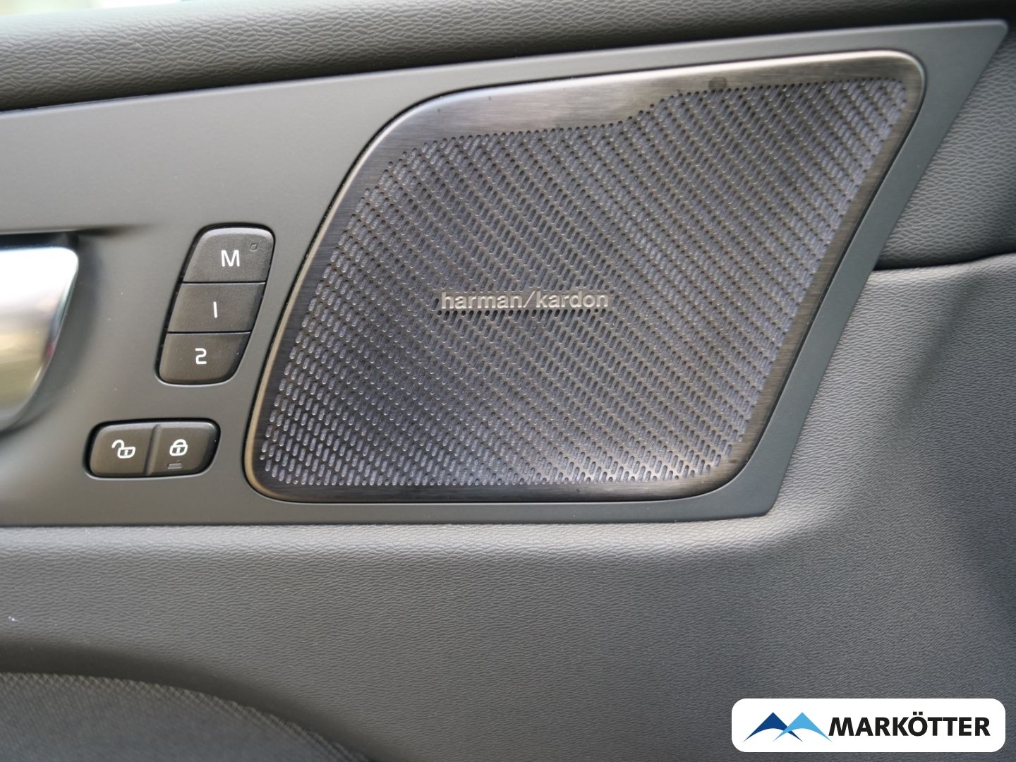 Volvo XC60 B5 AWD Plus Dark AHK/PANO/BLIS/360CAM/