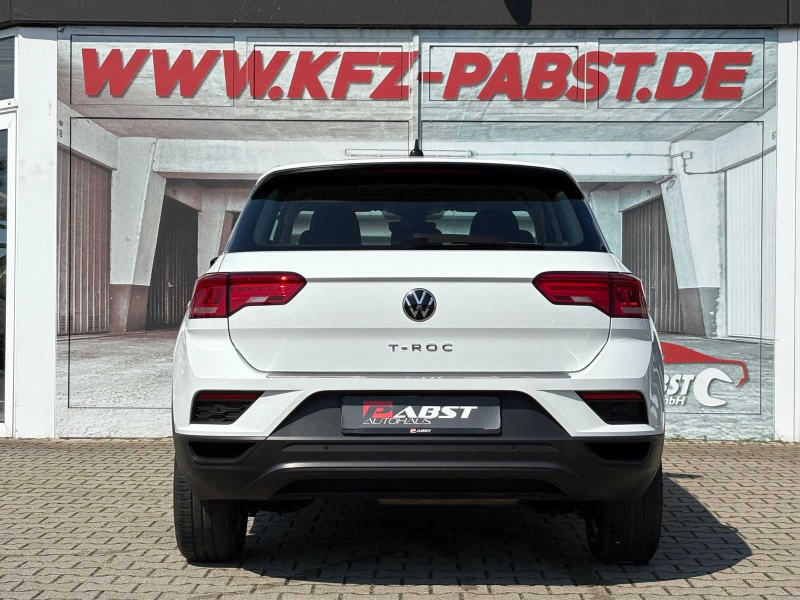 Volkswagen T-Roc - Samsaru's Car Outlet