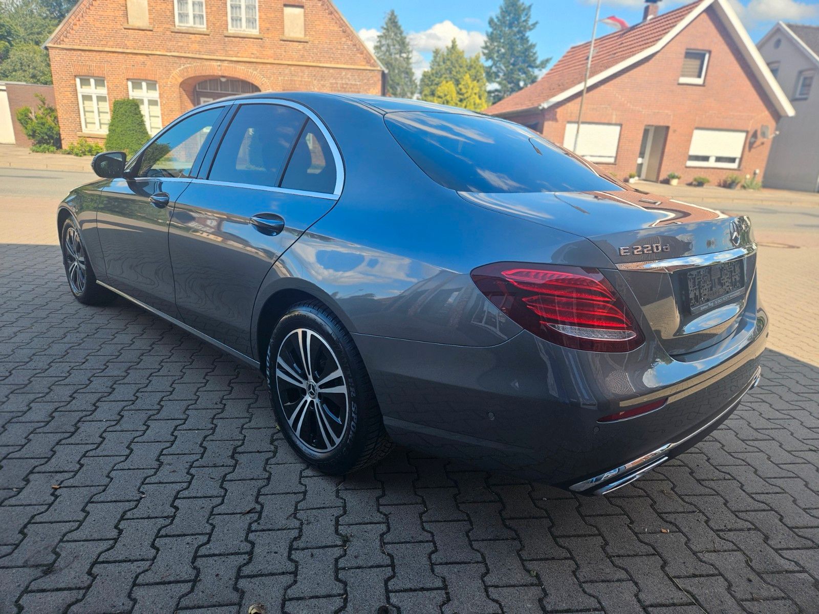 Mercedes-Benz E 220 d - Samsaru's Car Outlet