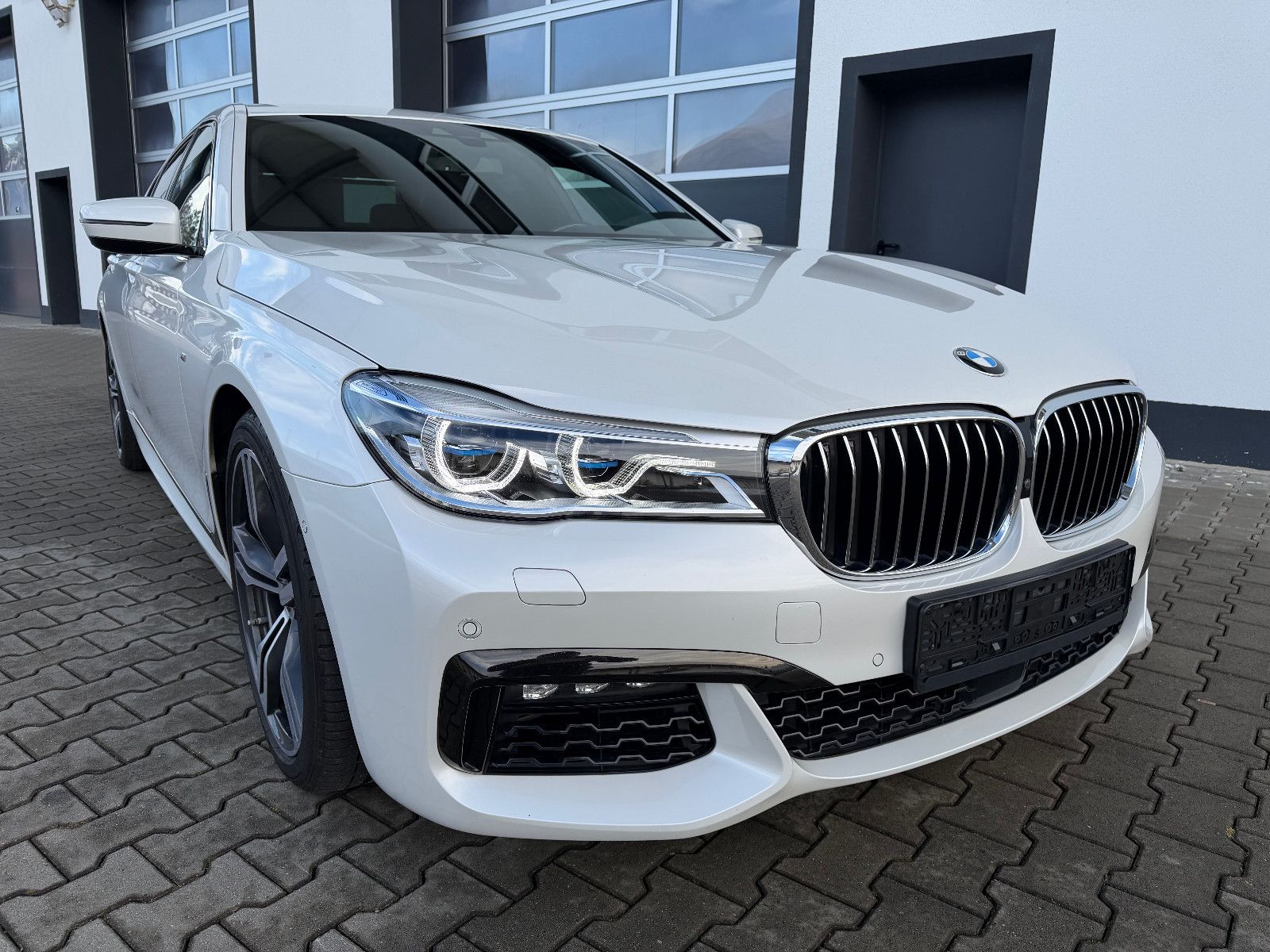 BMW 750ixDrive M-SPORT/MASSAGE/AHK/NIGHTV./LASER/H&K