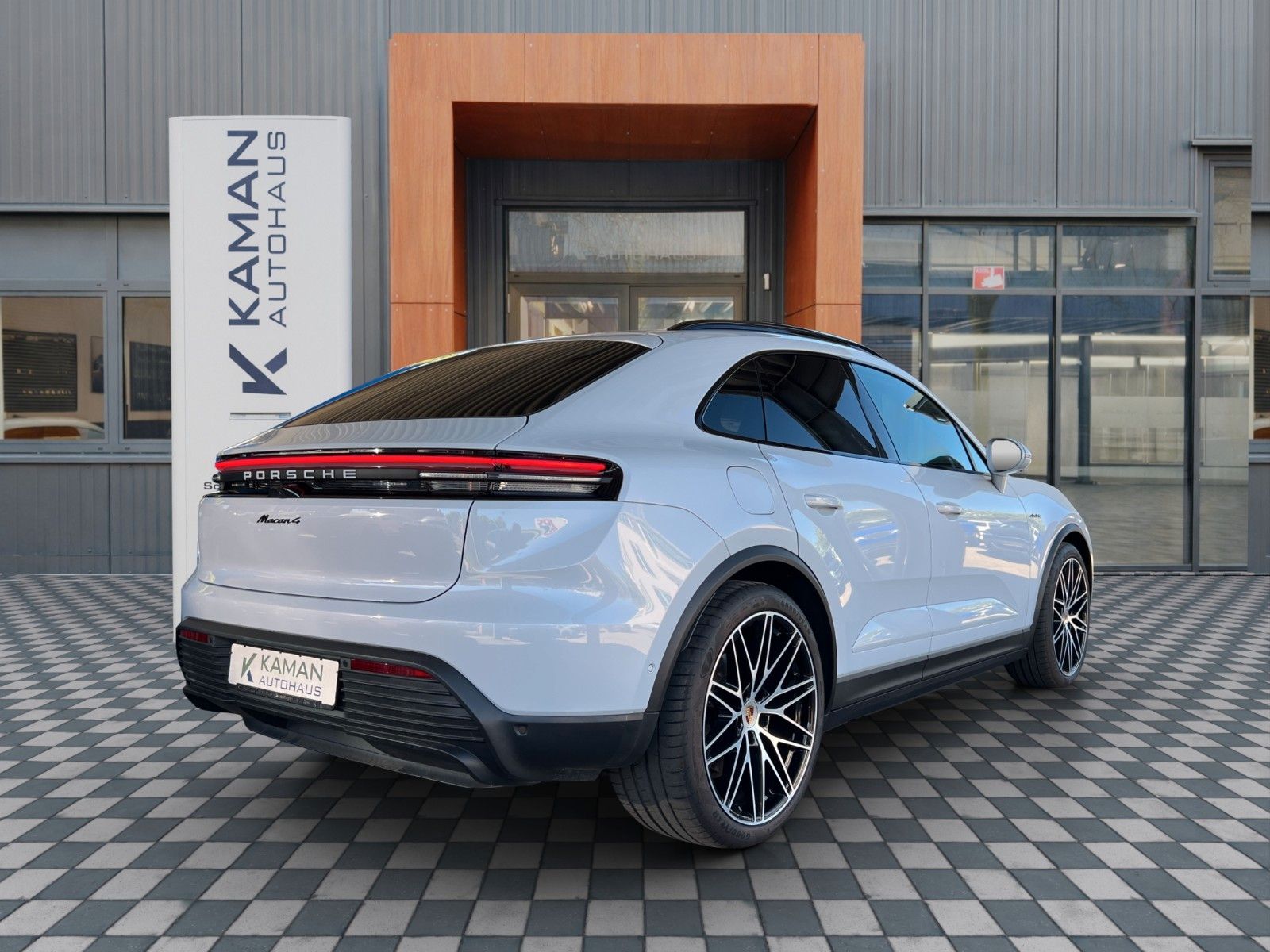 Porsche Macan Electric 4 Carbon · Mega Spec · NP122.500€