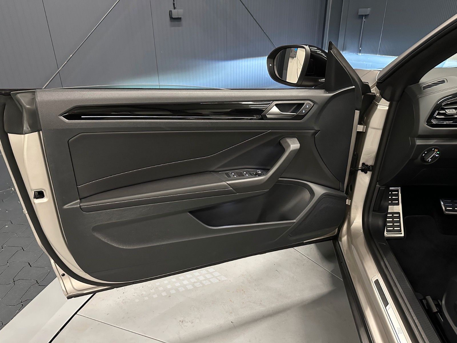 Volkswagen T-Roc R-Line Black - Samsaru's Car Outlet