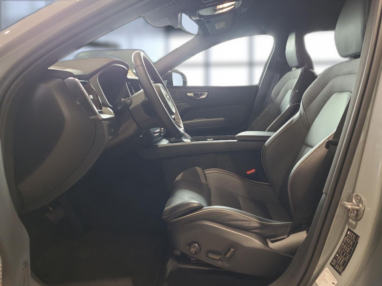 Volvo XC 60 Plus Dark AWD Bluetooth LED Klima