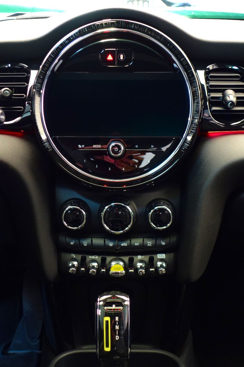 MINI Cooper SE Classic - Samsaru's Car Outlet
